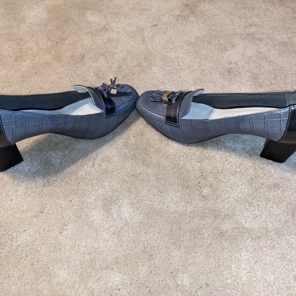 Anne Klein IFlex Gray Heels with Tassles - Picture 12 of 12